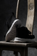 Load image into Gallery viewer, beauty : beast ROLL-TONGUE STAINNING SHOES feat. Maison MIHARA YASUHIRO (BLACK x BLACK)
