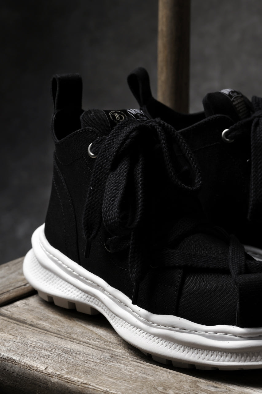 Load image into Gallery viewer, beauty : beast ROLL-TONGUE STAINNING SHOES feat. Maison MIHARA YASUHIRO (BLACK x BLACK)