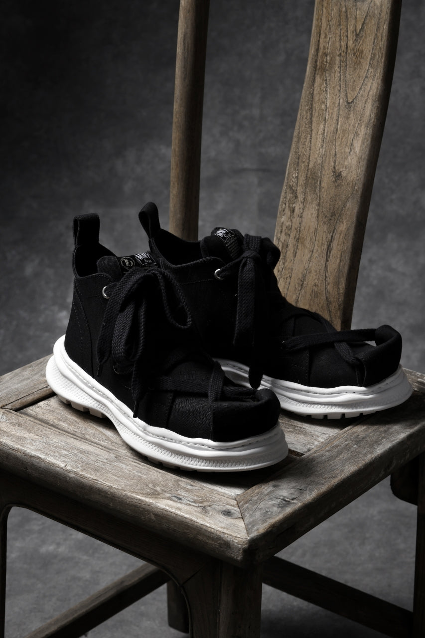 Load image into Gallery viewer, beauty : beast ROLL-TONGUE STAINNING SHOES feat. Maison MIHARA YASUHIRO (BLACK x BLACK)