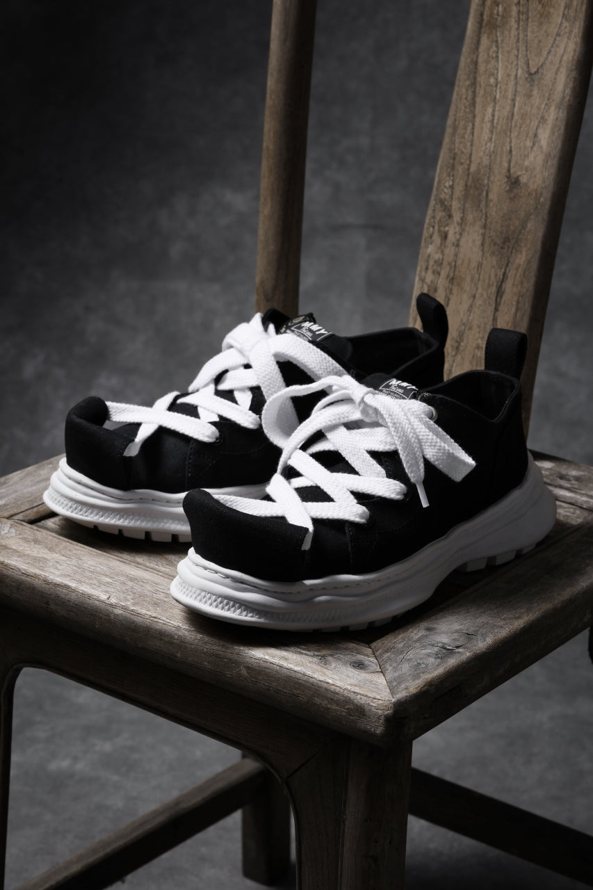Load image into Gallery viewer, beauty : beast LOW CUT - ROLL-TONGUE STAINNING SHOES feat. Maison MIHARA YASUHIRO (BLACK x WHITE)