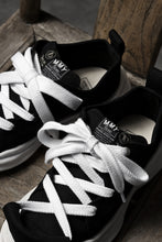 Load image into Gallery viewer, beauty : beast LOW CUT - ROLL-TONGUE STAINNING SHOES feat. Maison MIHARA YASUHIRO (BLACK x WHITE)