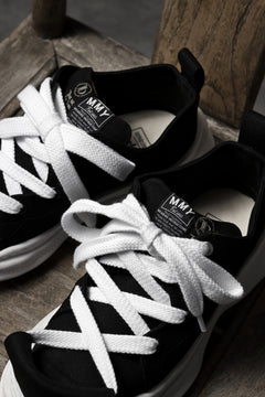 Load image into Gallery viewer, beauty : beast LOW CUT - ROLL-TONGUE STAINNING SHOES feat. Maison MIHARA YASUHIRO (BLACK x WHITE)