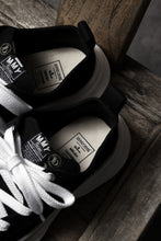 Load image into Gallery viewer, beauty : beast LOW CUT - ROLL-TONGUE STAINNING SHOES feat. Maison MIHARA YASUHIRO (BLACK x WHITE)