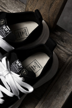 Load image into Gallery viewer, beauty : beast LOW CUT - ROLL-TONGUE STAINNING SHOES feat. Maison MIHARA YASUHIRO (BLACK x WHITE)