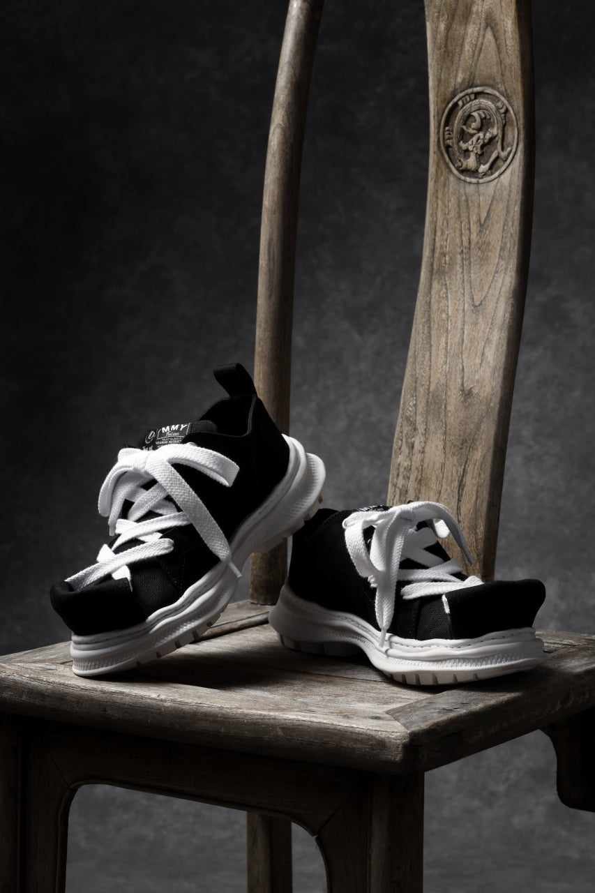 Load image into Gallery viewer, beauty : beast LOW CUT - ROLL-TONGUE STAINNING SHOES feat. Maison MIHARA YASUHIRO (BLACK x WHITE)