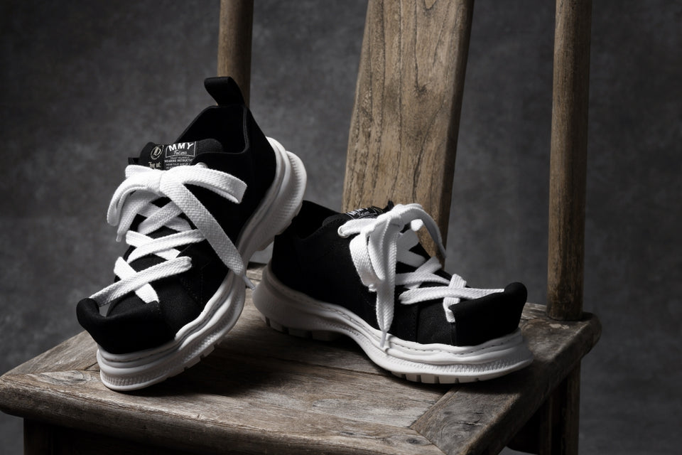 Load image into Gallery viewer, beauty : beast LOW CUT - ROLL-TONGUE STAINNING SHOES feat. Maison MIHARA YASUHIRO (BLACK x WHITE)
