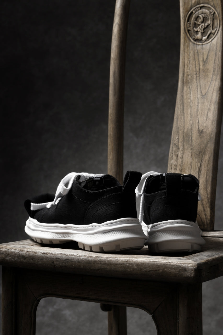 Load image into Gallery viewer, beauty : beast LOW CUT - ROLL-TONGUE STAINNING SHOES feat. Maison MIHARA YASUHIRO (BLACK x WHITE)