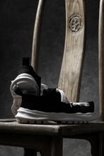 Load image into Gallery viewer, beauty : beast LOW CUT - ROLL-TONGUE STAINNING SHOES feat. Maison MIHARA YASUHIRO (BLACK x WHITE)