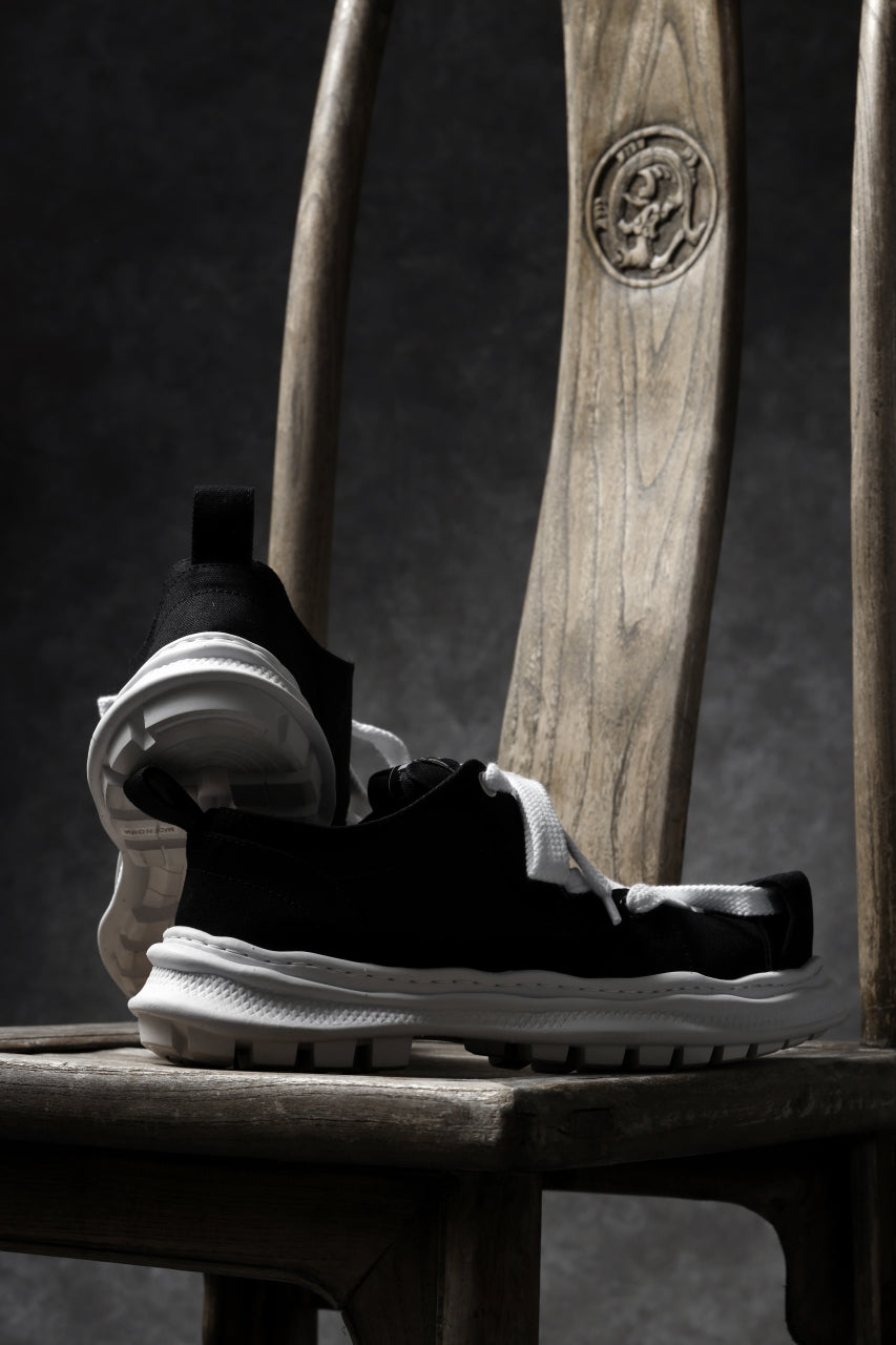 Load image into Gallery viewer, beauty : beast LOW CUT - ROLL-TONGUE STAINNING SHOES feat. Maison MIHARA YASUHIRO (BLACK x WHITE)