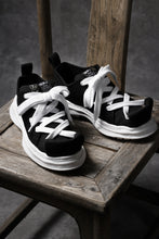 Load image into Gallery viewer, beauty : beast LOW CUT - ROLL-TONGUE STAINNING SHOES feat. Maison MIHARA YASUHIRO (BLACK x WHITE)