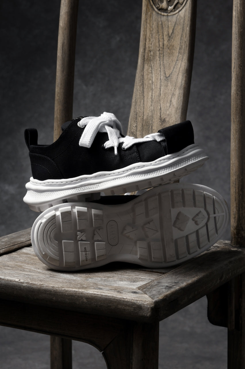 Load image into Gallery viewer, beauty : beast LOW CUT - ROLL-TONGUE STAINNING SHOES feat. Maison MIHARA YASUHIRO (BLACK x WHITE)