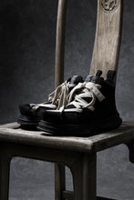 Load image into Gallery viewer, beauty : beast ROLL-TONGUE STAINNING SHOES feat. Maison MIHARA YASUHIRO (BLACK x BEIGE)
