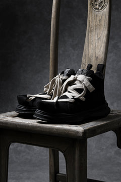 Load image into Gallery viewer, beauty : beast ROLL-TONGUE STAINNING SHOES feat. Maison MIHARA YASUHIRO (BLACK x BEIGE)
