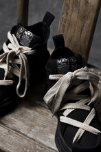Load image into Gallery viewer, beauty : beast ROLL-TONGUE STAINNING SHOES feat. Maison MIHARA YASUHIRO (BLACK x BEIGE)