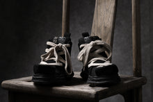 Load image into Gallery viewer, beauty : beast ROLL-TONGUE STAINNING SHOES feat. Maison MIHARA YASUHIRO (BLACK x BEIGE)
