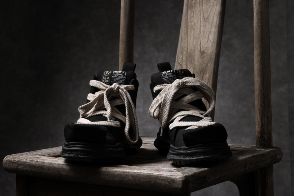 Load image into Gallery viewer, beauty : beast ROLL-TONGUE STAINNING SHOES feat. Maison MIHARA YASUHIRO (BLACK x BEIGE)