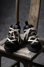 Load image into Gallery viewer, beauty : beast ROLL-TONGUE STAINNING SHOES feat. Maison MIHARA YASUHIRO (BLACK x BEIGE)