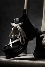 Load image into Gallery viewer, beauty : beast ROLL-TONGUE STAINNING SHOES feat. Maison MIHARA YASUHIRO (BLACK x BEIGE)
