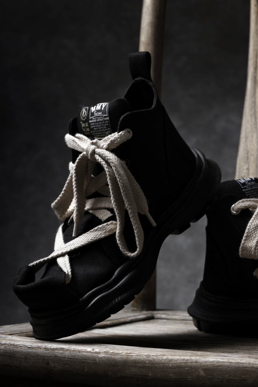 Load image into Gallery viewer, beauty : beast ROLL-TONGUE STAINNING SHOES feat. Maison MIHARA YASUHIRO (BLACK x BEIGE)