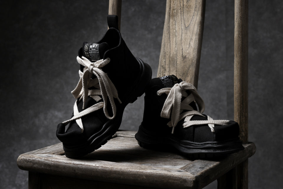 Load image into Gallery viewer, beauty : beast ROLL-TONGUE STAINNING SHOES feat. Maison MIHARA YASUHIRO (BLACK x BEIGE)
