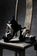 Load image into Gallery viewer, beauty : beast ROLL-TONGUE STAINNING SHOES feat. Maison MIHARA YASUHIRO (BLACK x BEIGE)