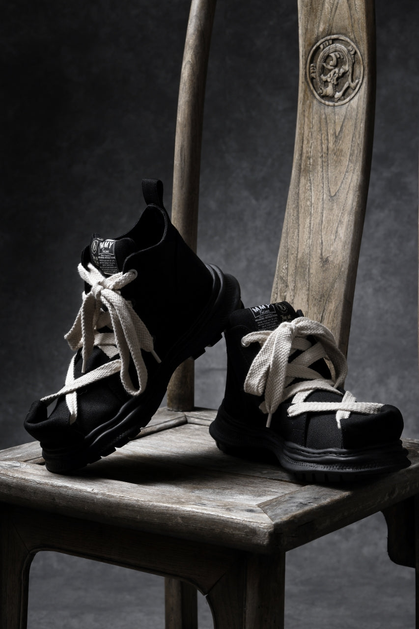 Load image into Gallery viewer, beauty : beast ROLL-TONGUE STAINNING SHOES feat. Maison MIHARA YASUHIRO (BLACK x BEIGE)