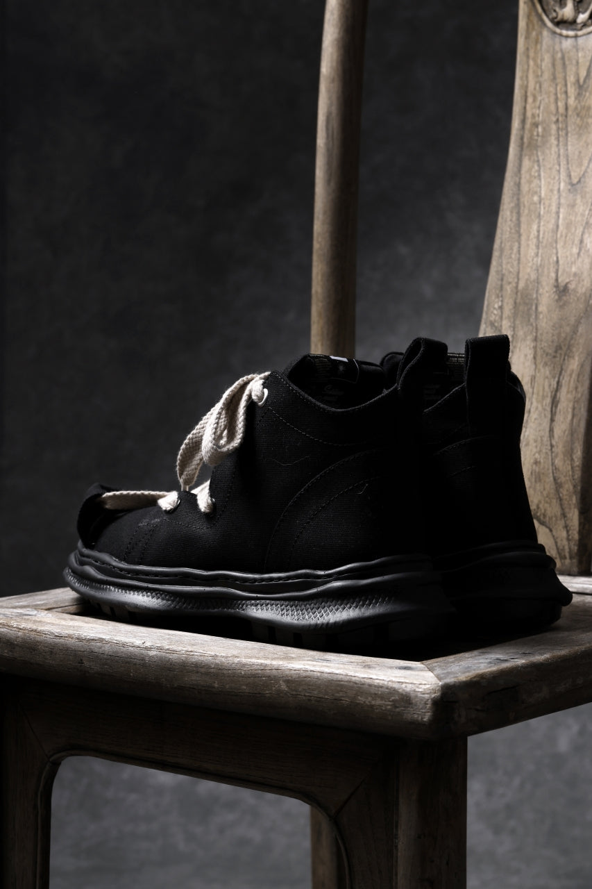 Load image into Gallery viewer, beauty : beast ROLL-TONGUE STAINNING SHOES feat. Maison MIHARA YASUHIRO (BLACK x BEIGE)