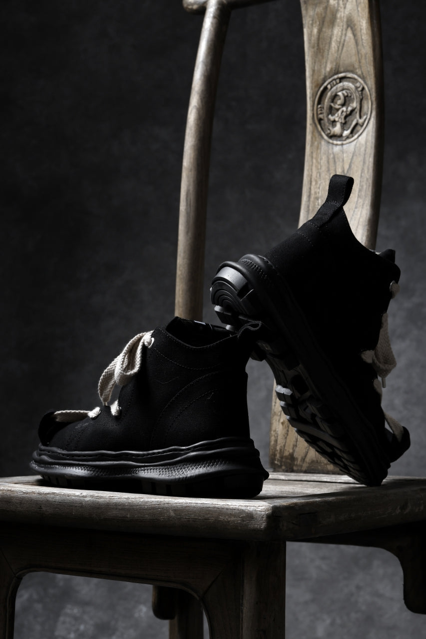 Load image into Gallery viewer, beauty : beast ROLL-TONGUE STAINNING SHOES feat. Maison MIHARA YASUHIRO (BLACK x BEIGE)