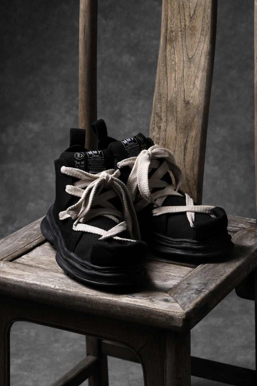 Load image into Gallery viewer, beauty : beast ROLL-TONGUE STAINNING SHOES feat. Maison MIHARA YASUHIRO (BLACK x BEIGE)