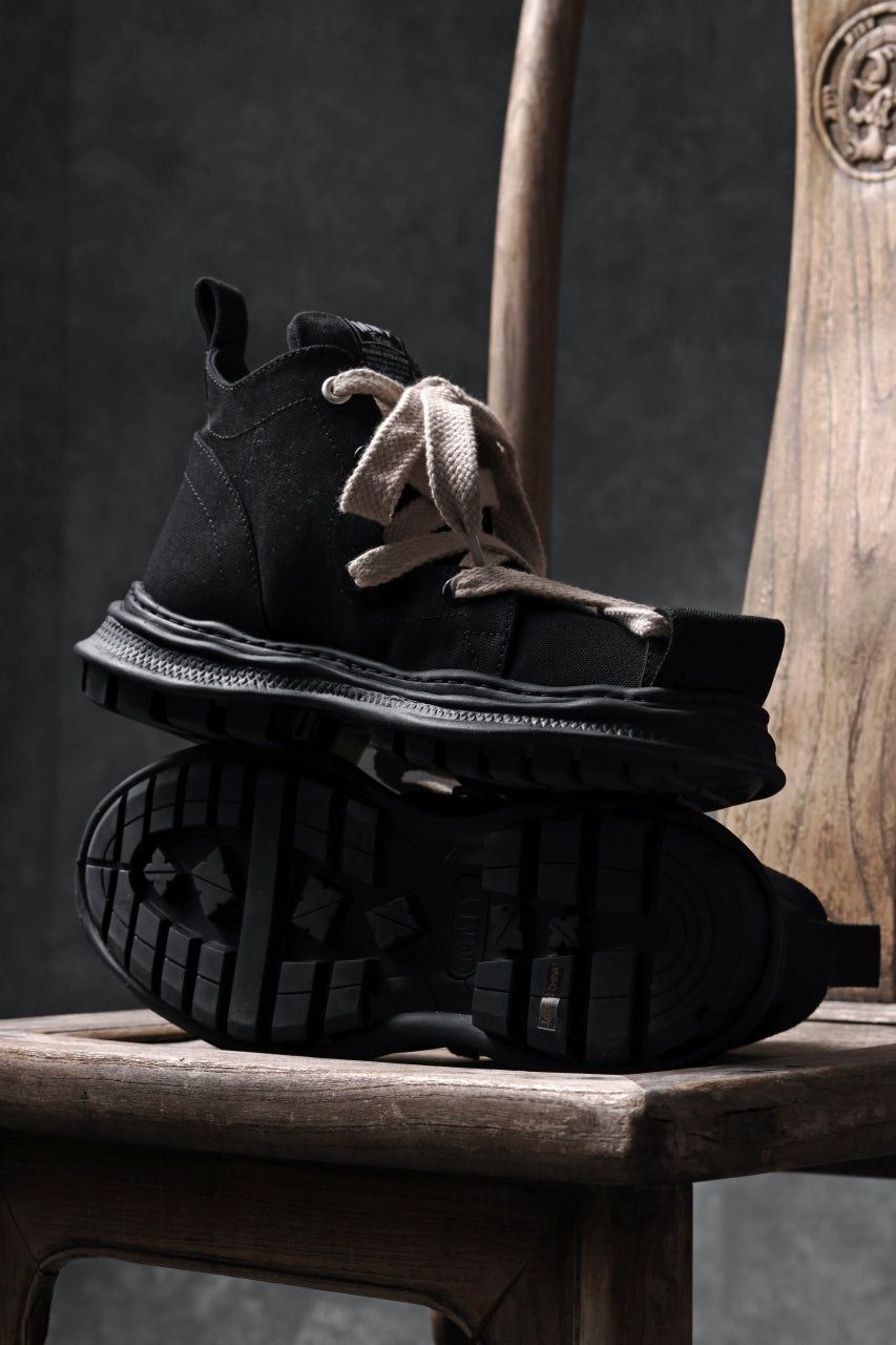 Load image into Gallery viewer, beauty : beast ROLL-TONGUE STAINNING SHOES feat. Maison MIHARA YASUHIRO (BLACK x BEIGE)