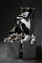 Load image into Gallery viewer, beauty : beast ROLL-TONGUE STAINNING SHOES feat. Maison MIHARA YASUHIRO (BLACK x BEIGE)