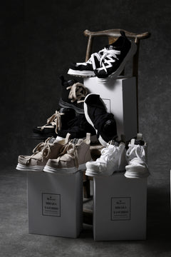 Load image into Gallery viewer, beauty : beast ROLL-TONGUE STAINNING SHOES feat. Maison MIHARA YASUHIRO (BLACK x BEIGE)