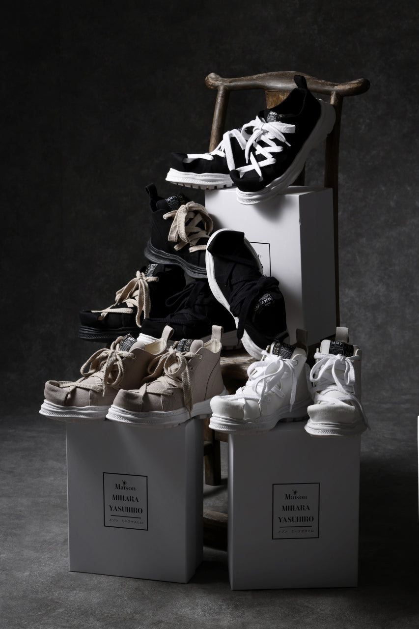 Load image into Gallery viewer, beauty : beast ROLL-TONGUE STAINNING SHOES feat. Maison MIHARA YASUHIRO (BLACK x BEIGE)