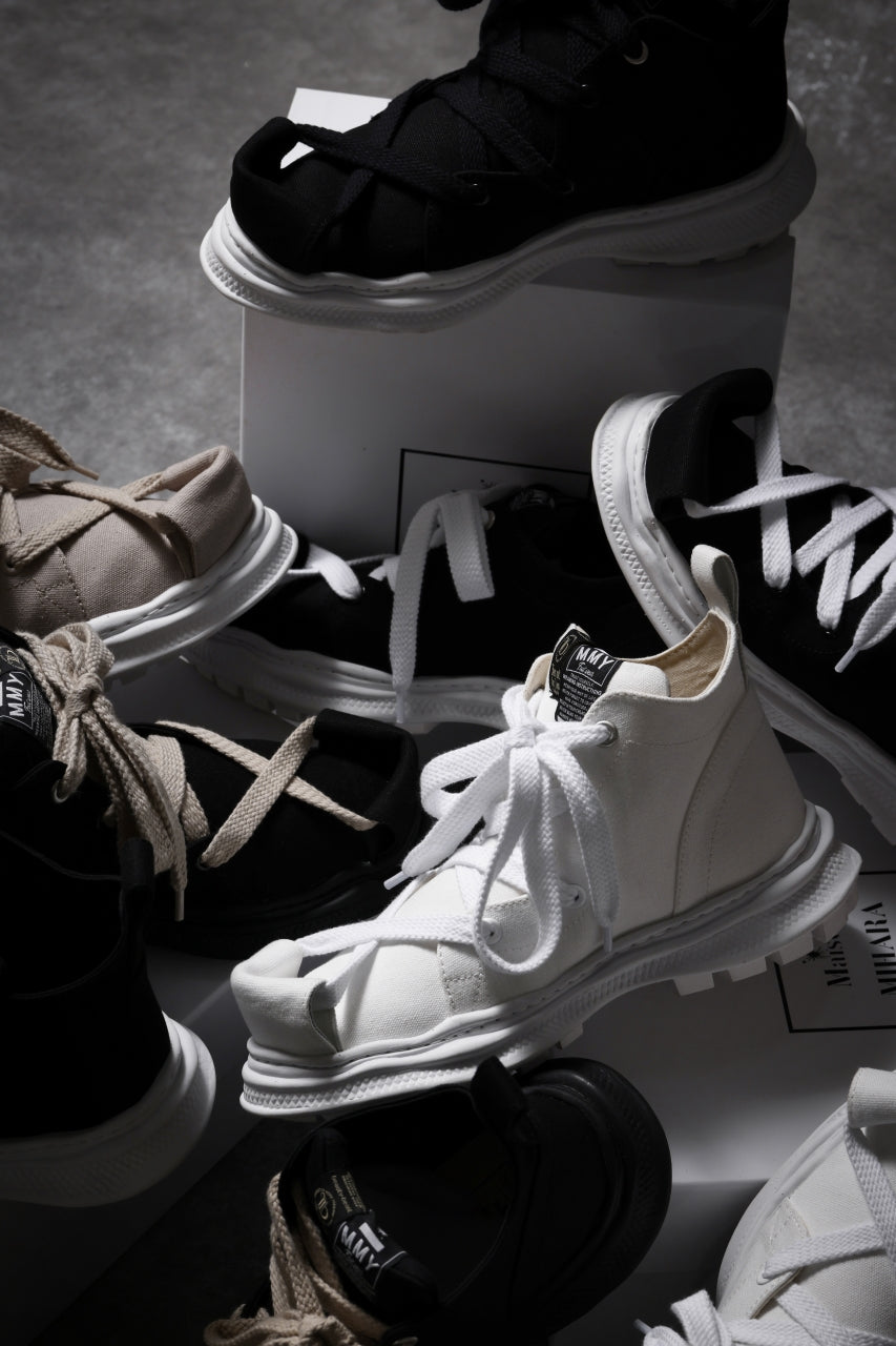 Load image into Gallery viewer, beauty : beast ROLL-TONGUE STAINNING SHOES feat. Maison MIHARA YASUHIRO (BLACK x BLACK)