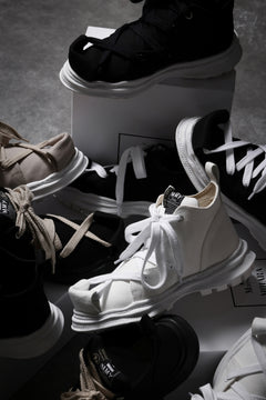 Load image into Gallery viewer, beauty : beast ROLL-TONGUE STAINNING SHOES feat. Maison MIHARA YASUHIRO (BEIGE x BEIGE)