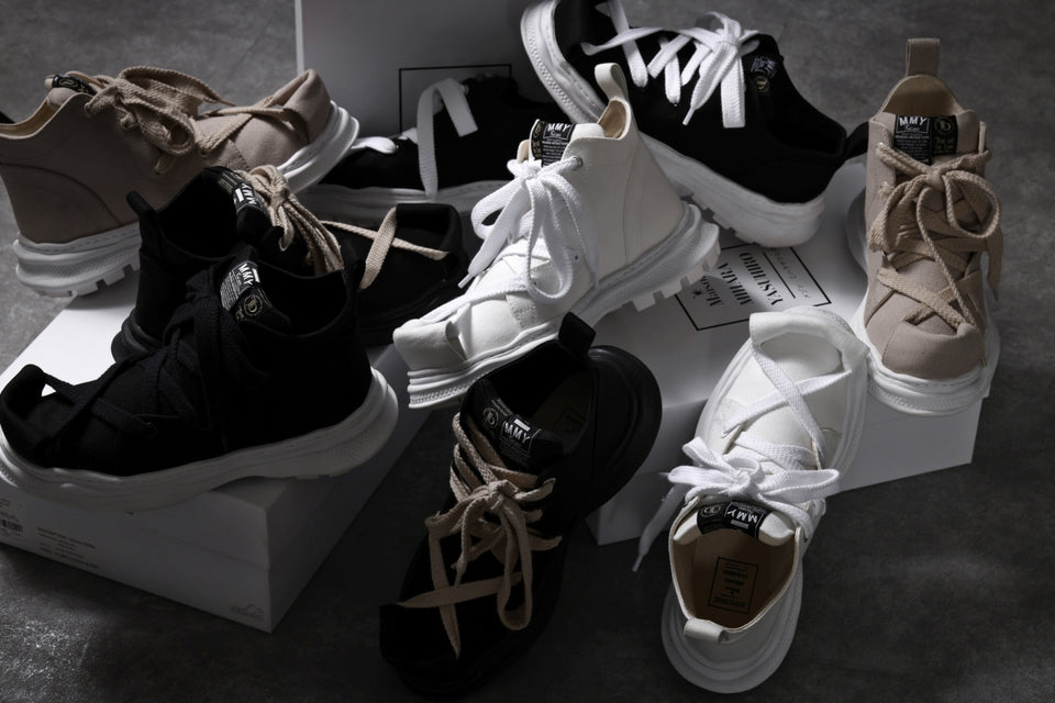 Load image into Gallery viewer, beauty : beast ROLL-TONGUE STAINNING SHOES feat. Maison MIHARA YASUHIRO (BEIGE x BEIGE)