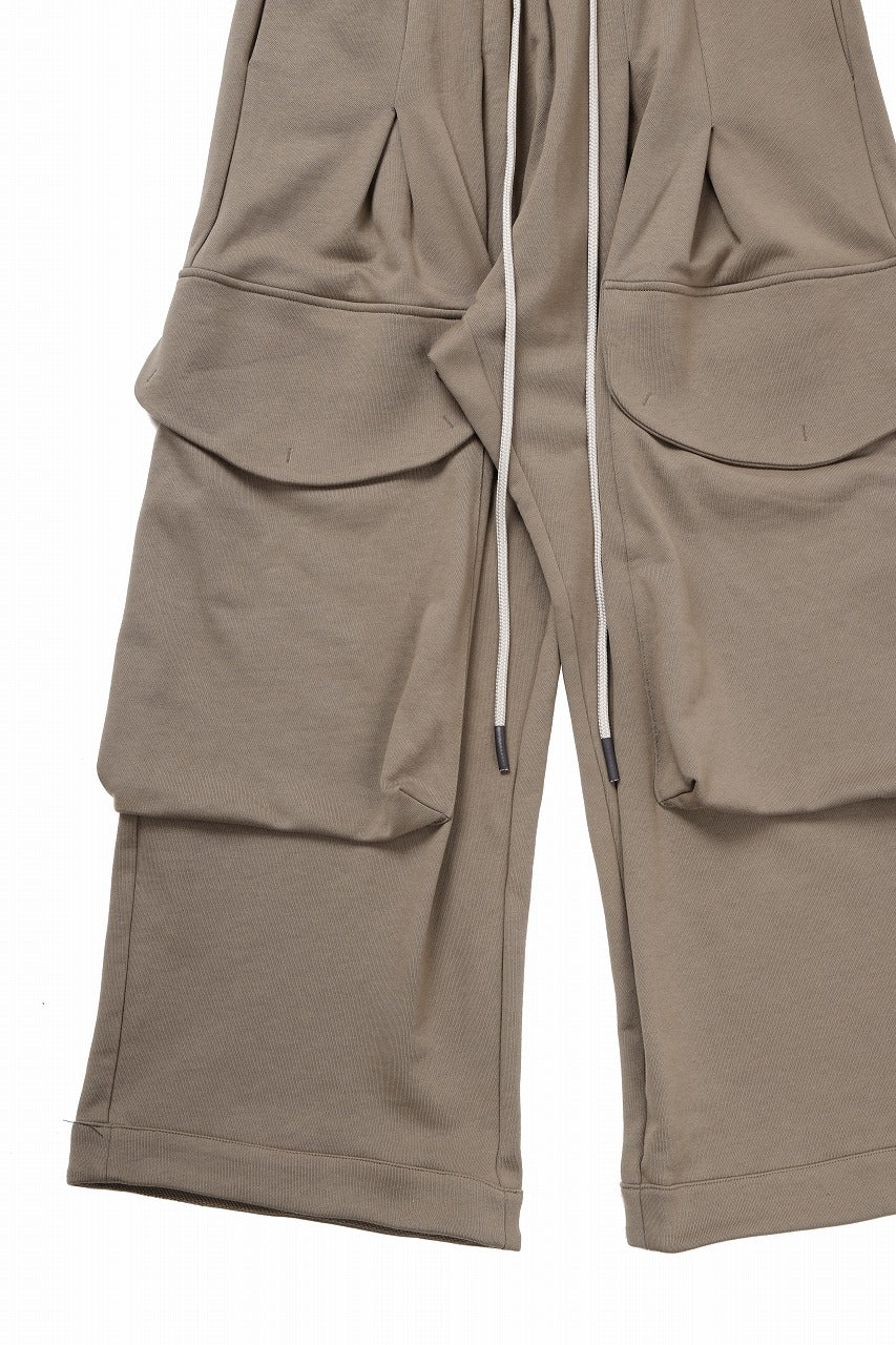 A.F ARTEFACT TUCK CARGO SWEAT WIDE PANTS (BEIGE)