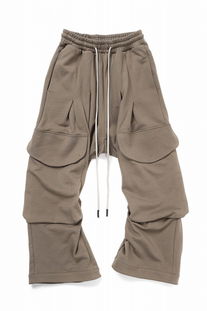 A.F ARTEFACT TUCK CARGO SWEAT WIDE PANTS (BEIGE)