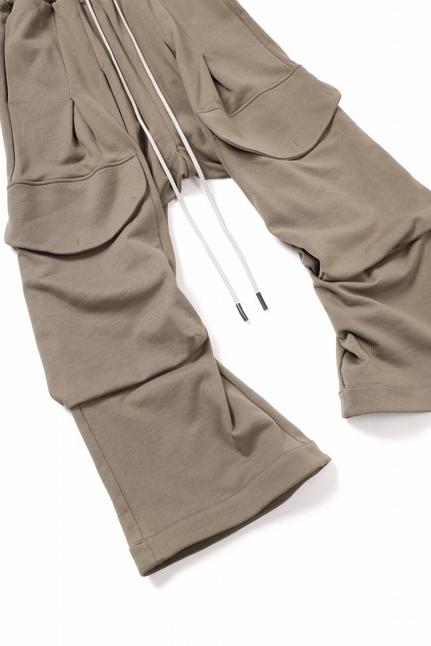 A.F ARTEFACT TUCK CARGO SWEAT WIDE PANTS (BEIGE)