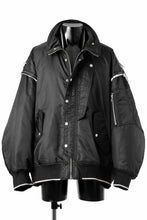 Load image into Gallery viewer, A.F ARTEFACT CUT OFF COMBI TANKER JACKET / LIGHT PADDED (BLACK x IVORY)