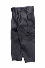 Load image into Gallery viewer, Y&#39;s for men TUCK PANTS WITH COLOR COMBI STITCH / 13oz UNEVEN YARN DENIM (BLUE)