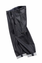 画像をギャラリービューアに読み込む, Y&#39;s for men TUCK PANTS WITH COLOR COMBI STITCH / 13oz UNEVEN YARN DENIM (BLUE)