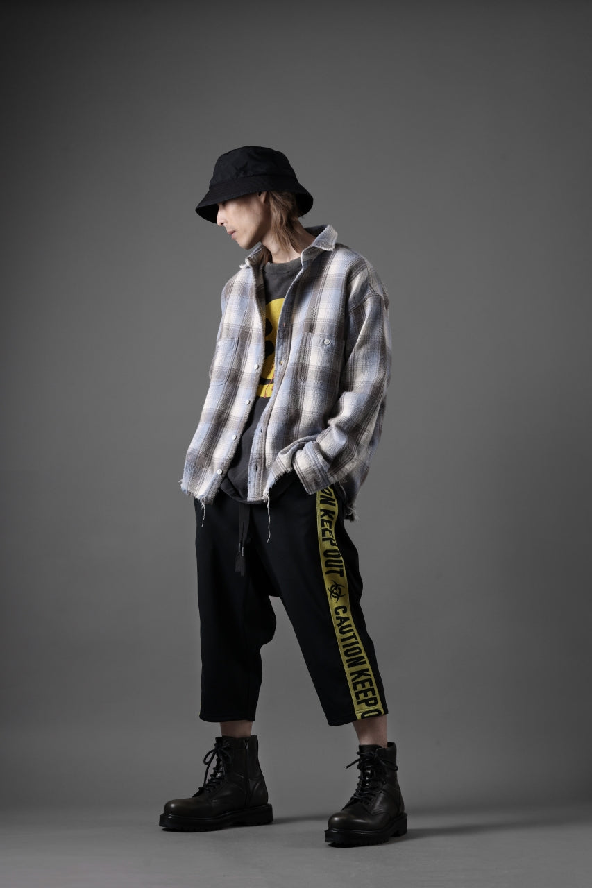 beauty : beast ”KEEP OUT” SARROUEL CROPPED TRACK PANTS (BLACK x YELLOW)