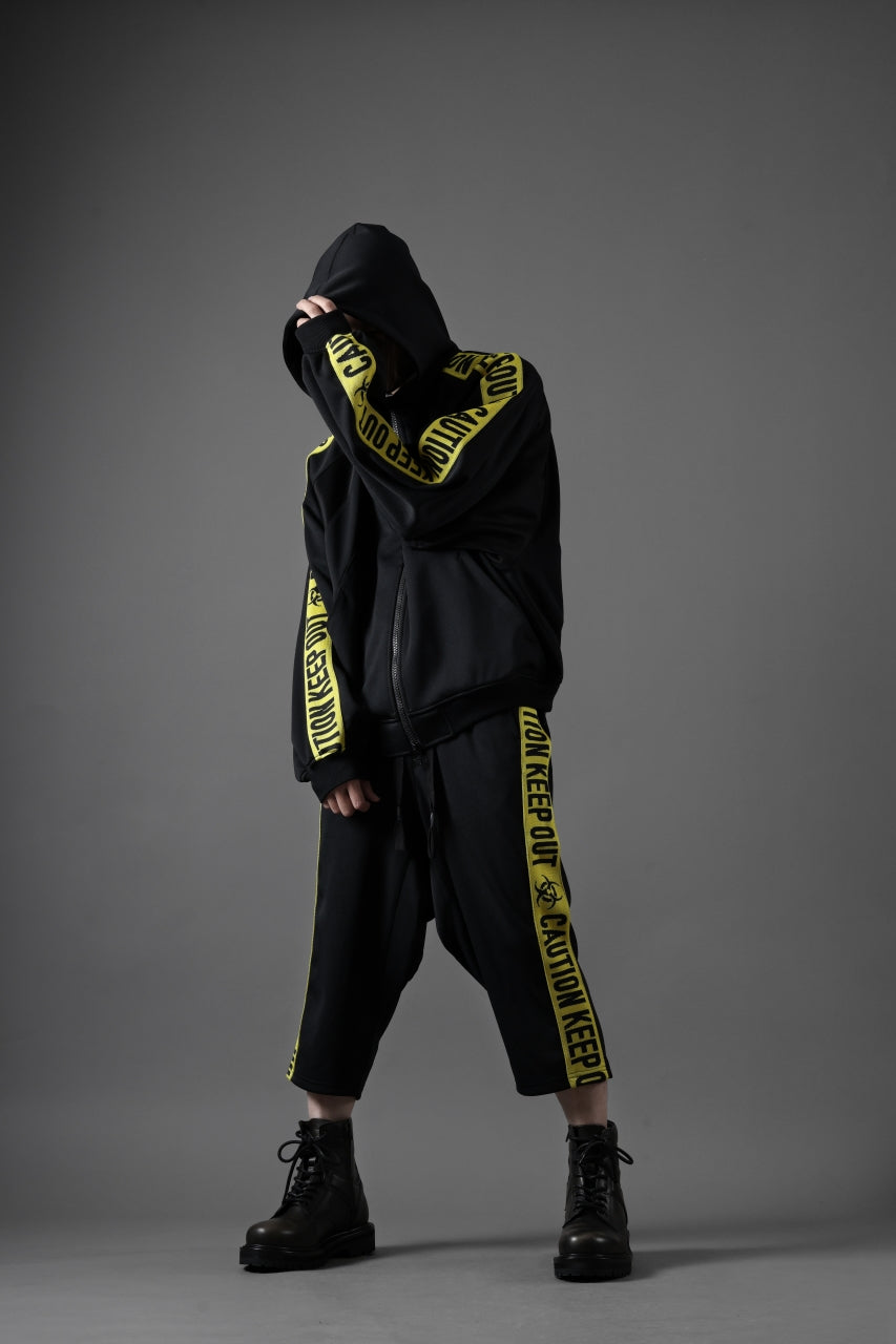 beauty : beast ”KEEP OUT” SARROUEL CROPPED TRACK PANTS (BLACK x YELLOW)