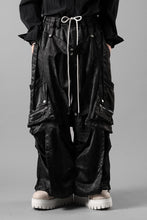画像をギャラリービューアに読み込む, A.F ARTEFACT PARACHUTE WIDE CARGO PANTS / UNEVEN TEXTURE (BLACK)