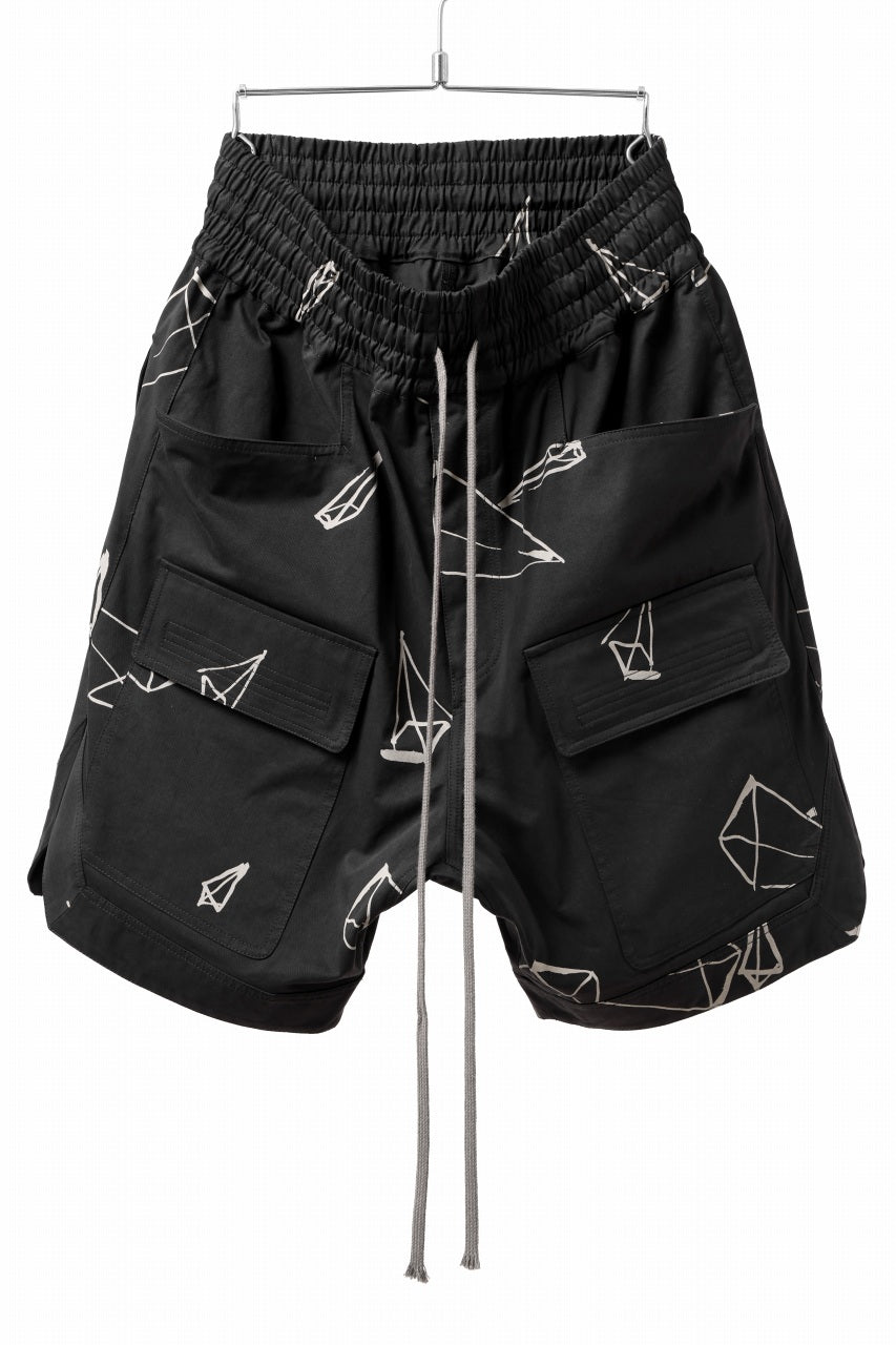 A.F ARTEFACT PYRA PATTERN PRINT CARGO BASKET SHORTS (BLACK)