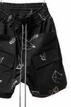 画像をギャラリービューアに読み込む, A.F ARTEFACT PYRA PATTERN PRINT CARGO BASKET SHORTS (BLACK)