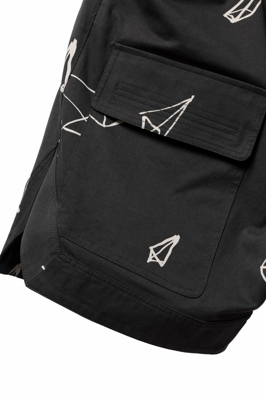 A.F ARTEFACT PYRA PATTERN PRINT CARGO BASKET SHORTS (BLACK)