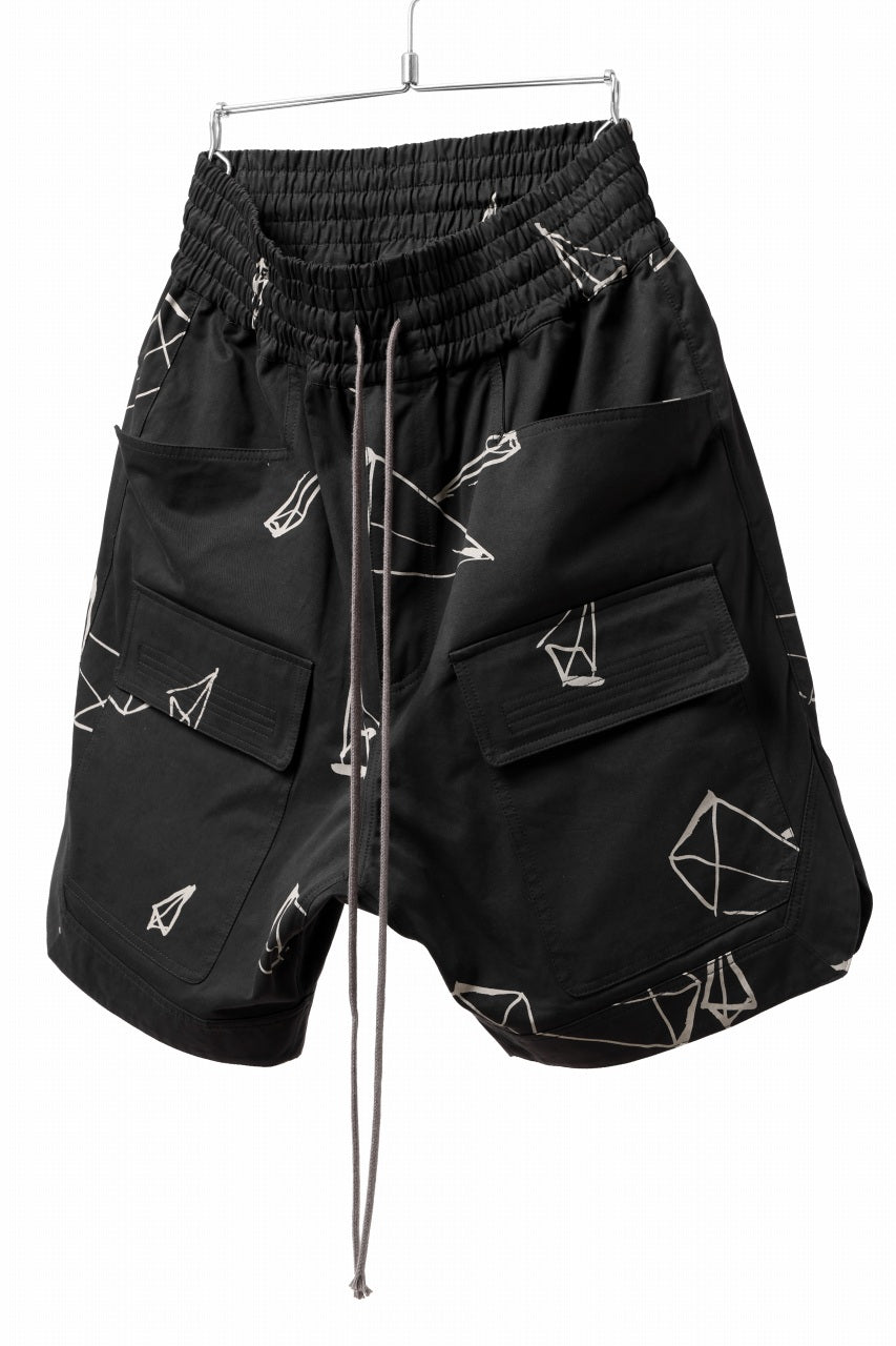 A.F ARTEFACT PYRA PATTERN PRINT CARGO BASKET SHORTS (BLACK)