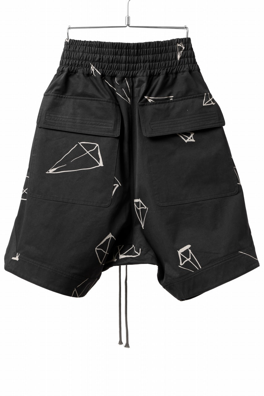 A.F ARTEFACT PYRA PATTERN PRINT CARGO BASKET SHORTS (BLACK)